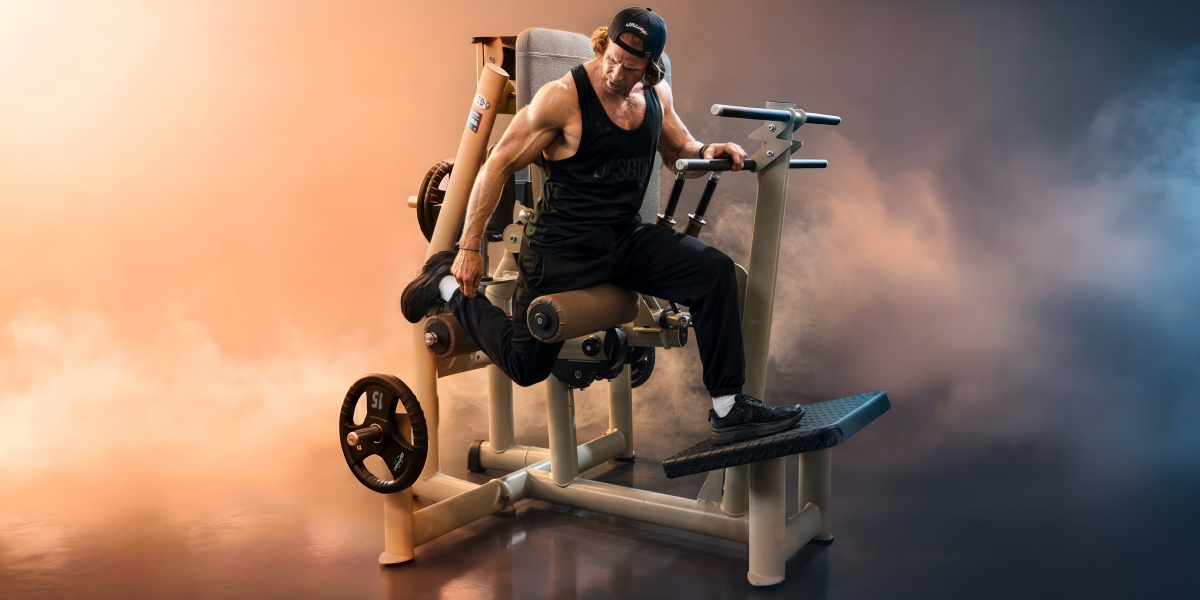 Built strong – der PURE KRAFT Beinstrecker stehend